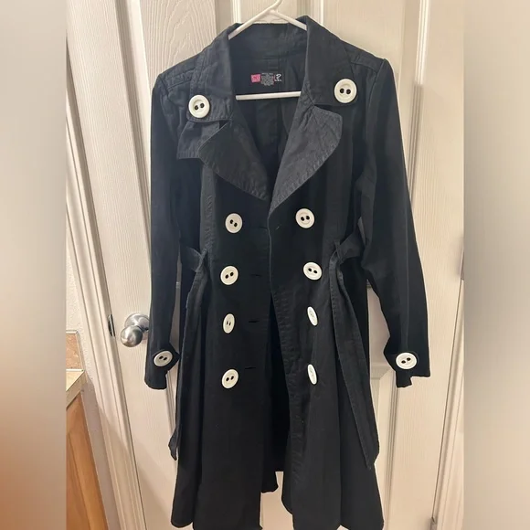 Black trench coat with large white buttons - Picture 3 of 9